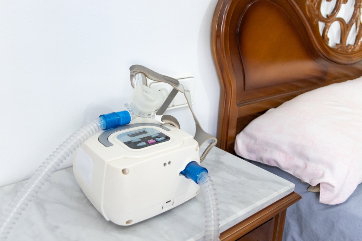 CPAP - equipamento médico que funciona através do envio de uma pressão positiva contínua para as vias aéreas por forma a mantê-las abertas e evitar o seu colapso CPAP - equipamento médico que funciona através do envio de uma pressão positiva contínua para as vias aéreas por forma a mantê-las abertas e evitar o seu colaps